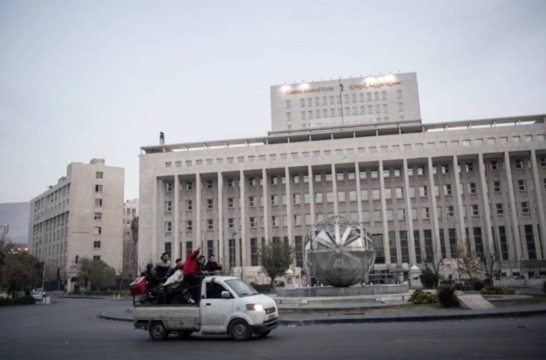 Esad rejimi bitti Suriye’de yeni dönem başladı: Şam’da halk sokaklara akın etti 8